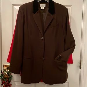 Brown felted wool misses 14 Jacket, nice black velvet collar accent Jaclyn Smith